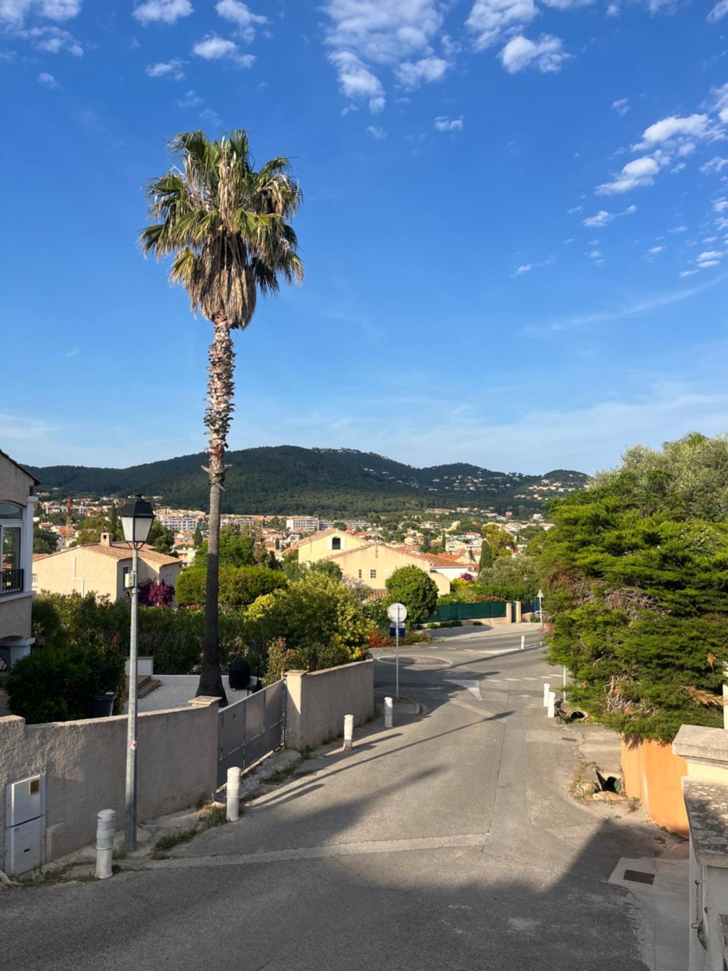 Charmant Bas De Villa Avec Terrasse A Proximite De La Plage Et Du Port Carqueiranne Bagian luar foto