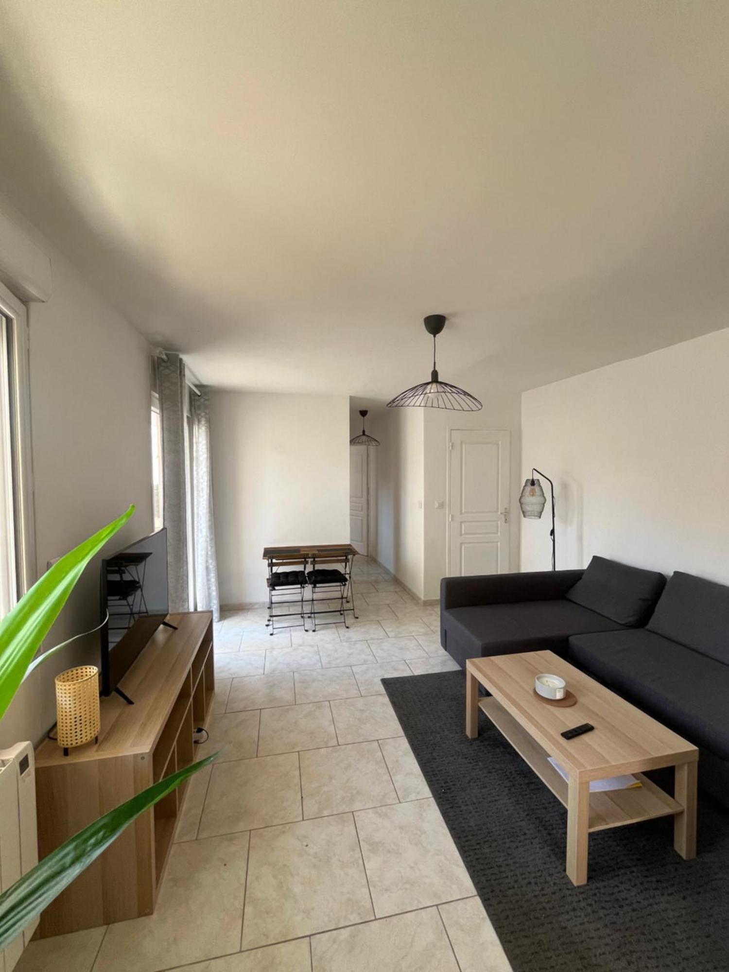 Charmant Bas De Villa Avec Terrasse A Proximite De La Plage Et Du Port Carqueiranne Bagian luar foto